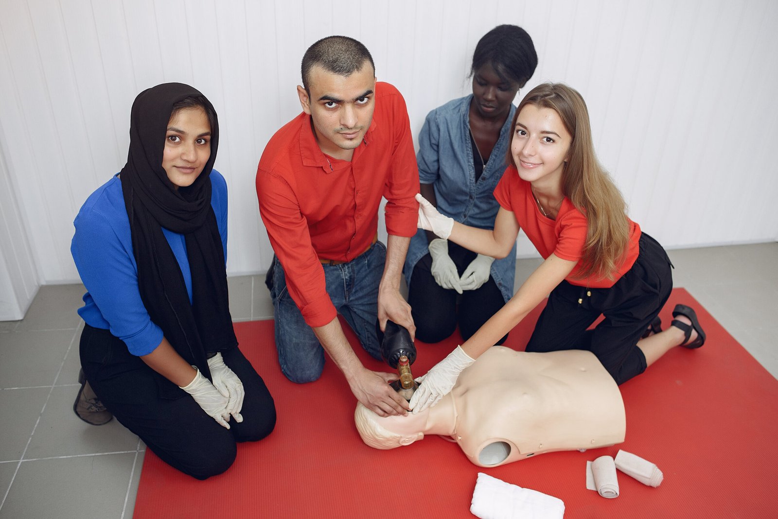 Students of different nationalities learn to provide medical car